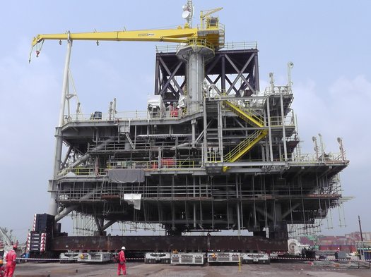 Offshore-Plattform (SONAM-Projekt, Nigeria) wird mit Eilersen-Wägezellen zur COG-Prüfung gewogen. 
