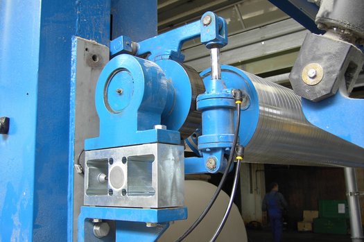 Web tension measurement application small roller