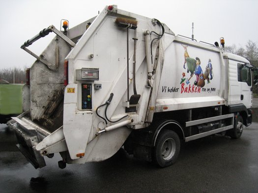 On-board chassis weighing garbage truck